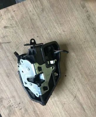 BMW X3 F25 Front door lock 147424