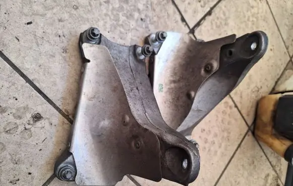 BMW M3 e92 Engine mounting bracket 73681310 2283203