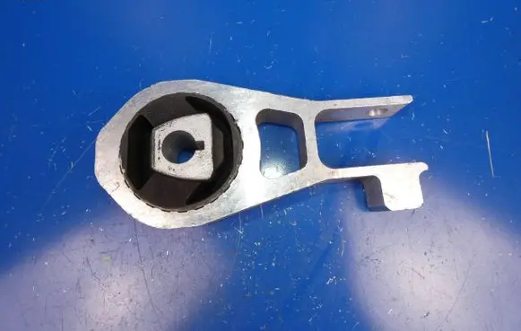 Fiat 500X Engine mounting bracket