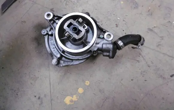 BMW 5 E60 E61 Vacuum pump 7791232 700437012 06T1031200