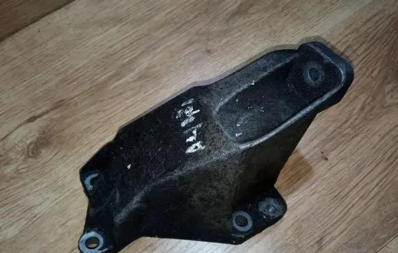 Audi A4 S4 B5 8D Engine mounting bracket 8d0199307l