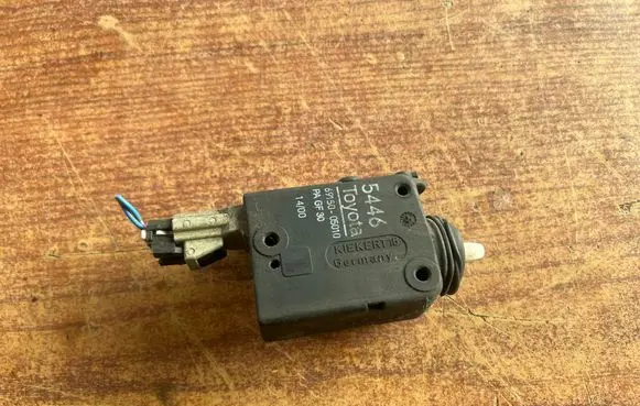 Toyota Avensis T220 Central locking motor 6915005010