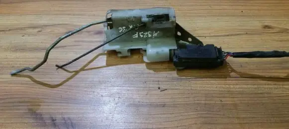 Mazda 323 F Front door lock