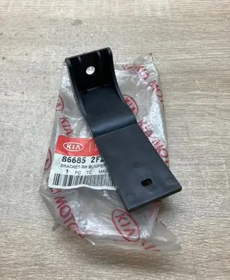 Rear bumper mounting bracket