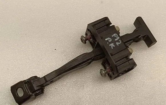 BMW 6 F12 F13 Front door check strap stopper 7198947