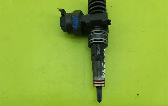 Volkswagen Golf IV Fuel injector 038130073F