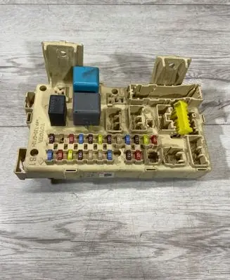 Toyota Avensis T250 Fuse module 82641CA020F 4100418008 04030514400601
