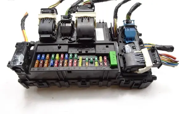 Ford Mondeo MK V Fuse module FU5T15604 14293000387 A2C7438291050