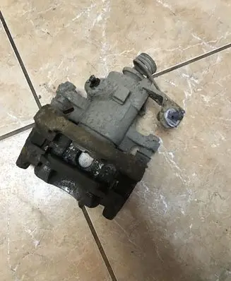 Citroen C4 I Front brake caliper Y01677
