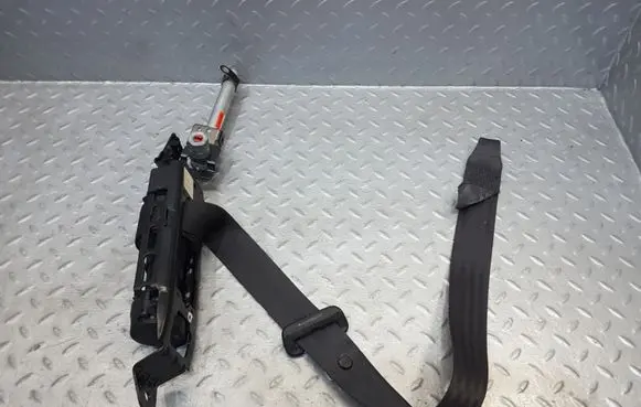 Volvo C30 Front seatbelt 6233745126 6056446 30642223