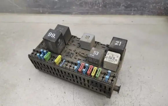 Volkswagen Golf III Fuse module 357937039