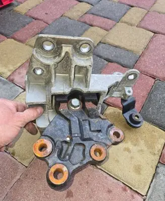 Nissan X-Trail T32 Gearbox mounting bracket 1411052