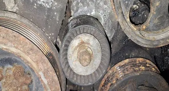 Opel Insignia A Generator/alternator belt tensioner 