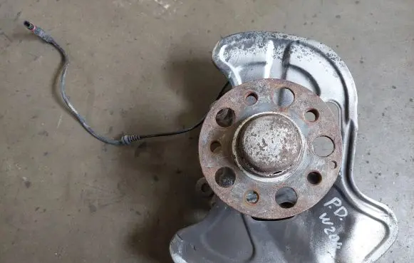Mercedes-Benz C W204 Front wheel hub spindle knuckle