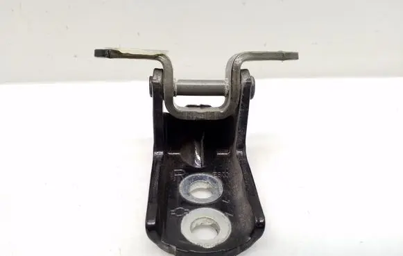 Nissan Qashqai Rear door lower hinge
