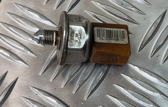 Volkswagen PASSAT B6 Fuel pressure sensor 03C906051H