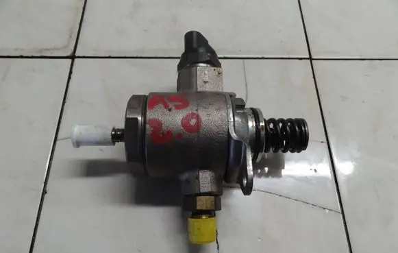 Audi A5 8T 8F Fuel injection high pressure pump 06J127025E
