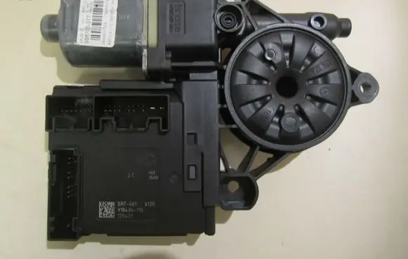 Volkswagen PASSAT B7 Front door window regulator motor 3AA959702A