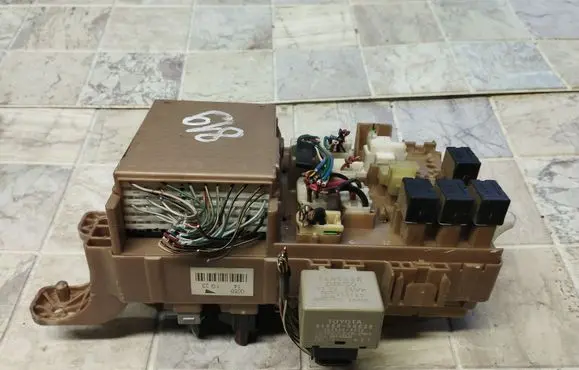 Toyota Corolla Verso E121 Fuse module 8264113040 2323000230
