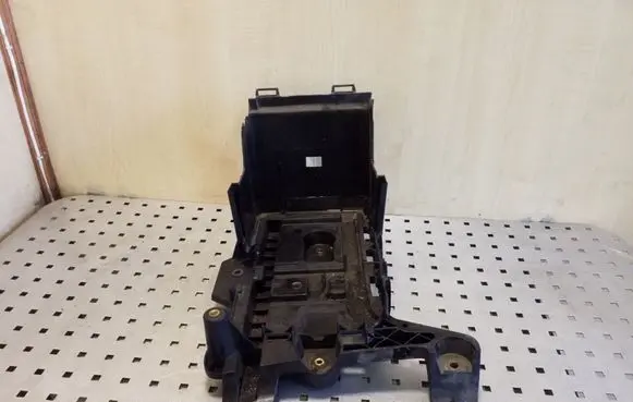 Volkswagen PASSAT B7 Battery tray 1K0915333