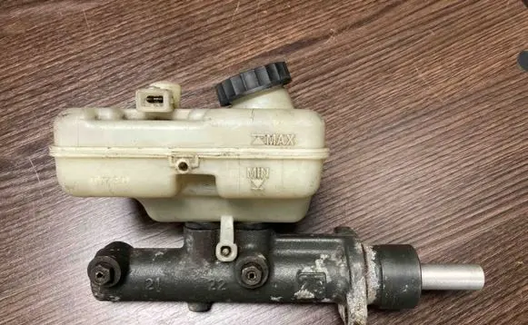 Master brake cylinder