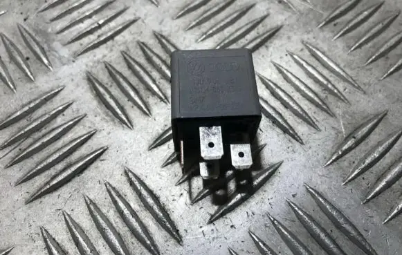 Skoda Fabia Mk2 (5J) Other relay 1j0906381 v23134-b63-x383