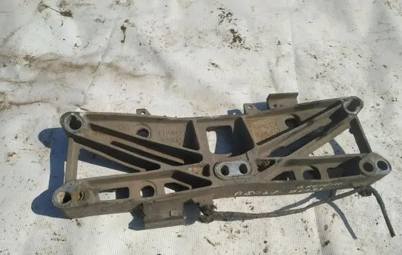 Chrysler 300 - 300C Engine mounting bracket