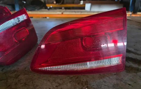 Tailgate rear/tail lights