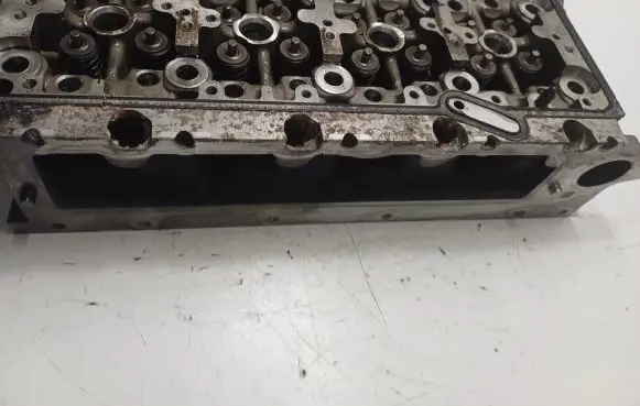 Volkswagen Touran II Engine head 04L103373E