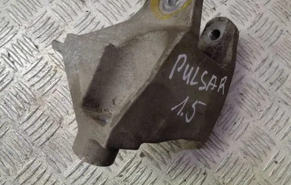 Nissan Pulsar Engine mounting bracket 