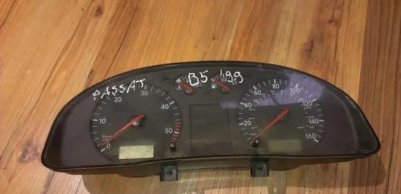 Volkswagen PASSAT B5 Speedometer (instrument cluster) 3B1919930C