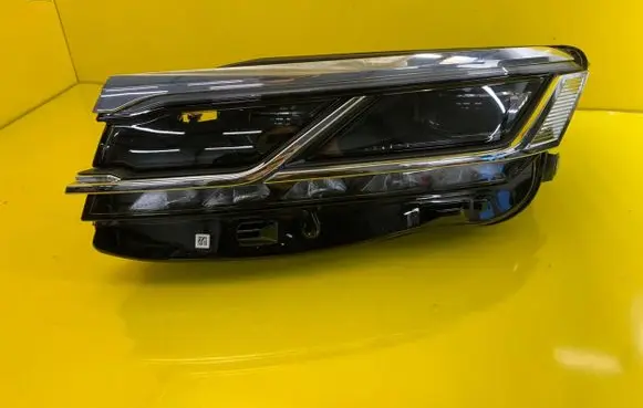 Volkswagen Touareg III Headlight/headlamp 761941081