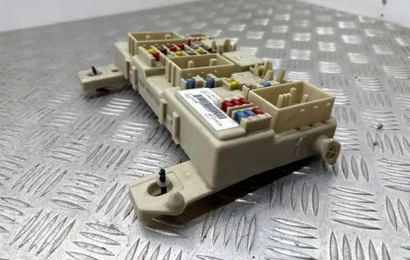 Ford C-MAX I Fuse module 8M5T14014 XN5XNLFBV000 7P41640