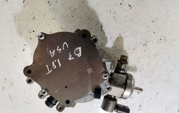 Volkswagen PASSAT B7 Fuel injection high pressure pump 06K145100J