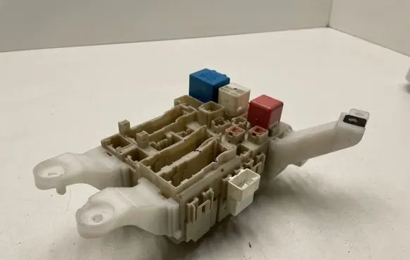 Toyota Verso Fuse module 827300F070C 15759G01