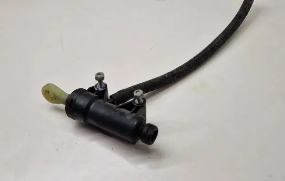 BMW 1 E81 E87 Clutch master cylinder 2152677360 9122702