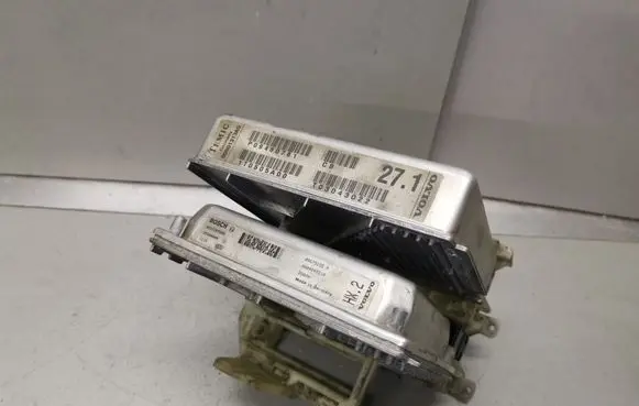 Volvo XC70 Engine control unit/module 0261207666 P09480761 09480761