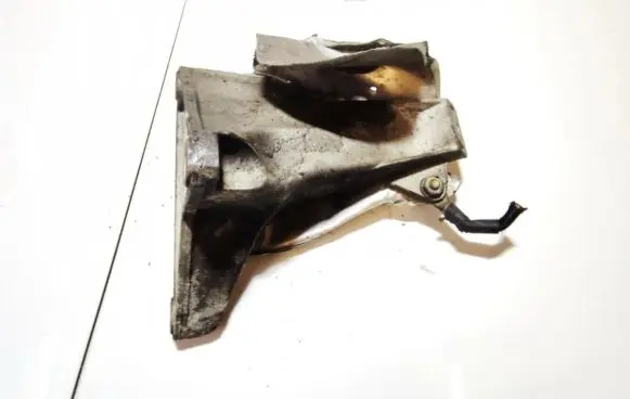 Volkswagen PASSAT B5.5 Engine mounting bracket 8d0199388g