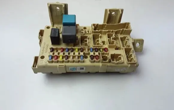 Toyota Avensis T250 Fuse module 8264105020