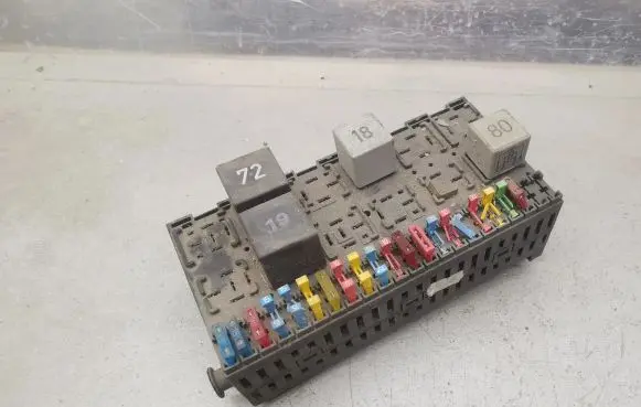 Volkswagen Golf III Fuse module 357937039