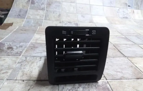 Toyota Corolla Verso E121 Dashboard side air vent grill/cover trim