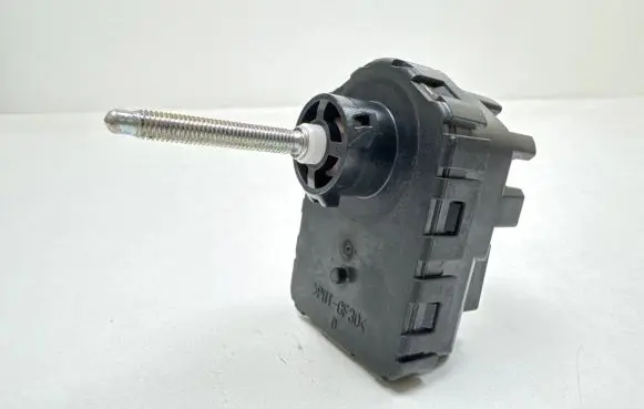 Headlight level adjustment motor