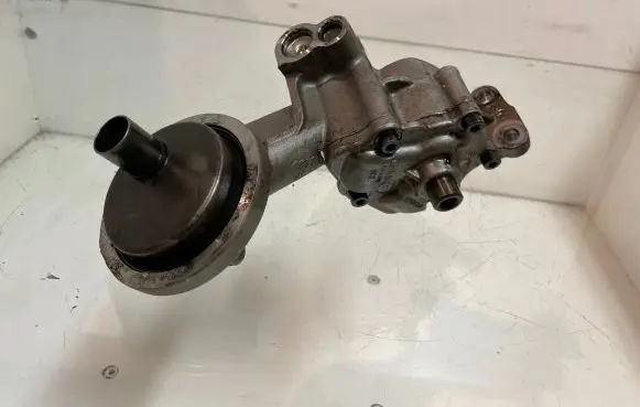 Audi A4 S4 B7 8E 8H Oil pump 059115105