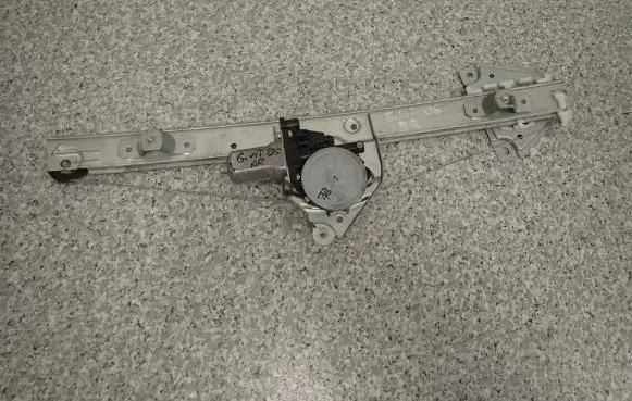 Suzuki Grand Vitara II Front door window regulator with motor