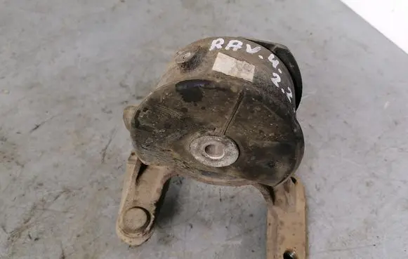 Toyota RAV 4 (XA30) Engine mount bracket