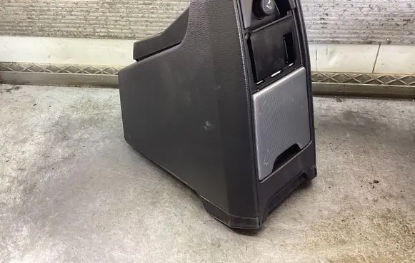 Volvo XC90 Armrest 8674937