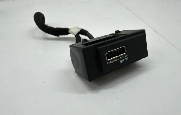 Audi A3 S3 8V USB socket connector 8V0035736