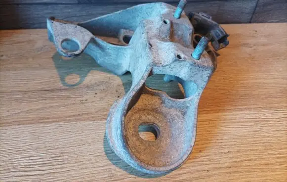 Volkswagen PASSAT B5 Engine mounting bracket 4B0199352