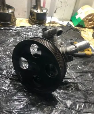 Opel Insignia A Power steering pump 13309336 5KE03