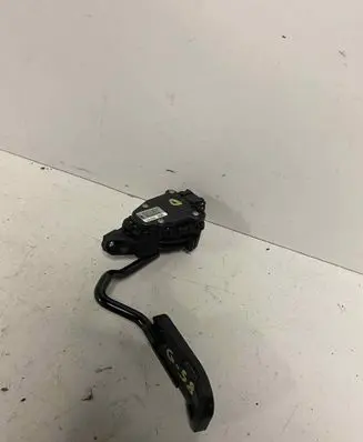 Accelerator throttle pedal